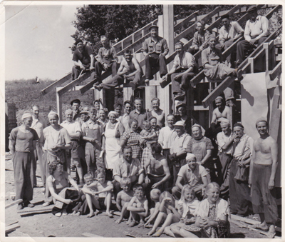 Talkoilla mökit rakentuu